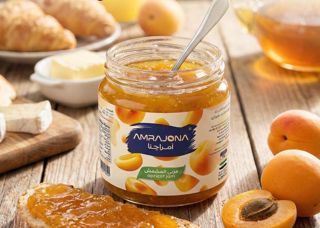 Breakfast board with AMRAJONA apricot jam, bread and fruit